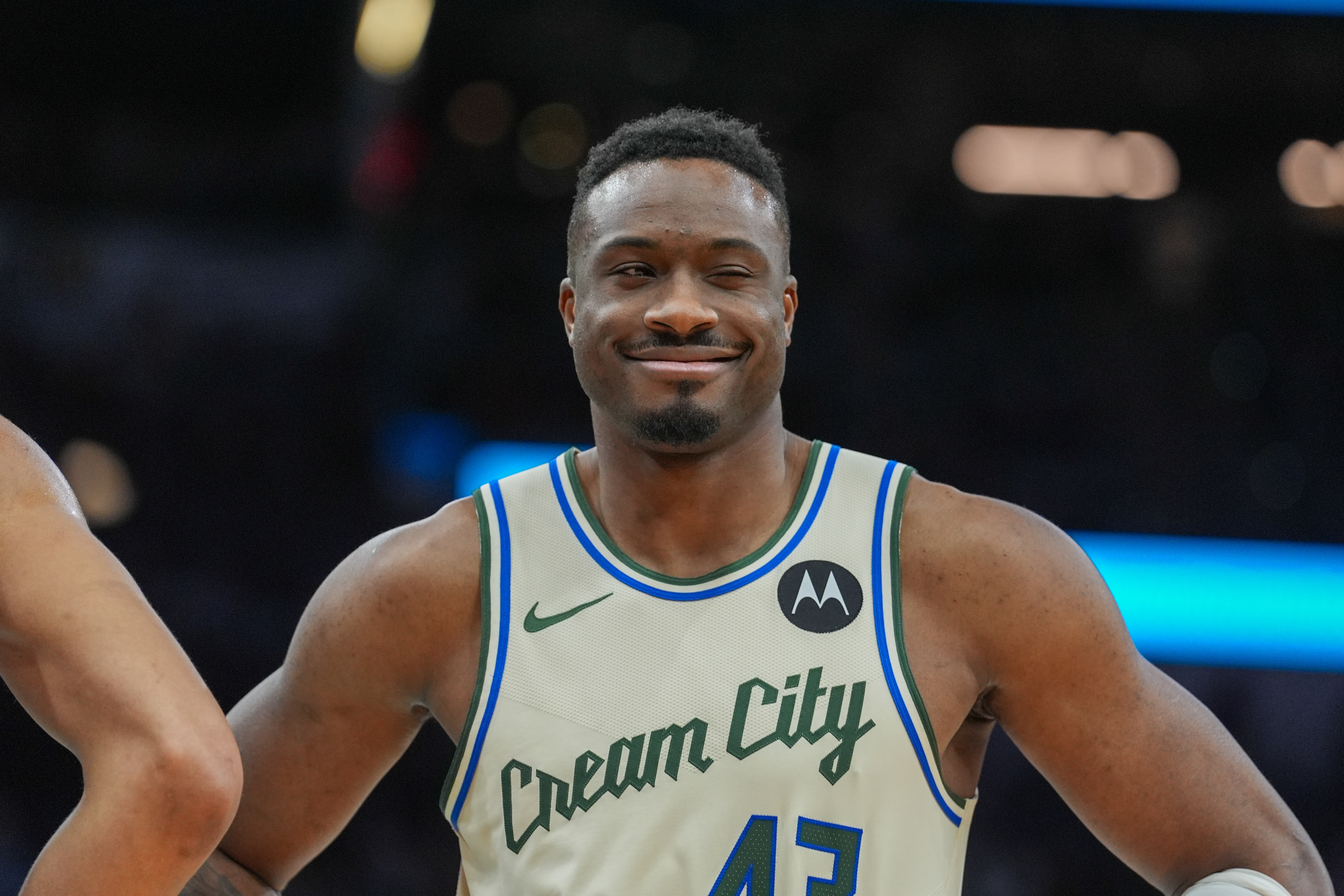 咋投的？部分拿到球员投票的球员：字母哥哥6票 尼昂10票 布朗尼2