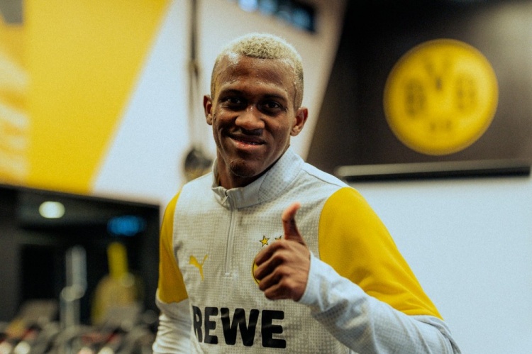 星亿娱乐-新援莱尔马访问多特主场观战对阵不莱梅，参加训练并测试体能